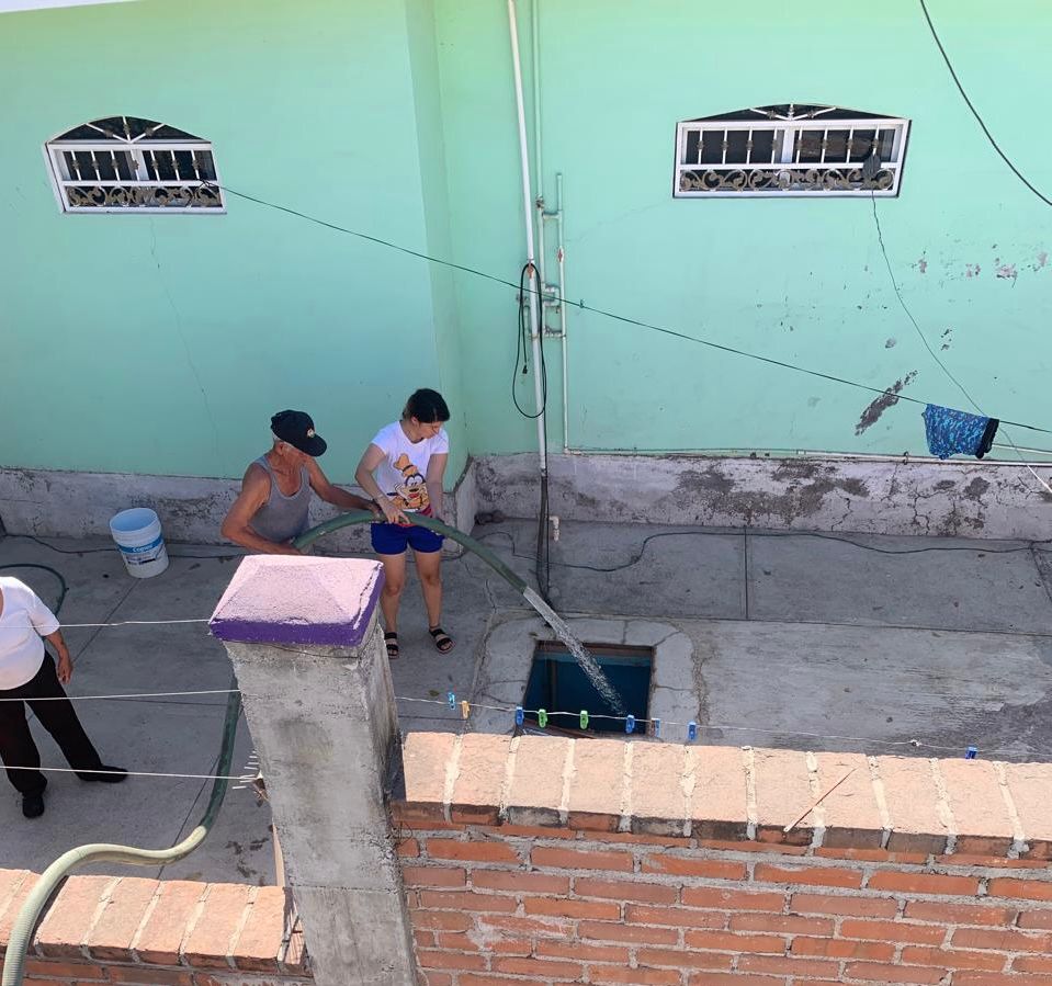 Elotenses sufriéndose de agua potable por medio de pipas