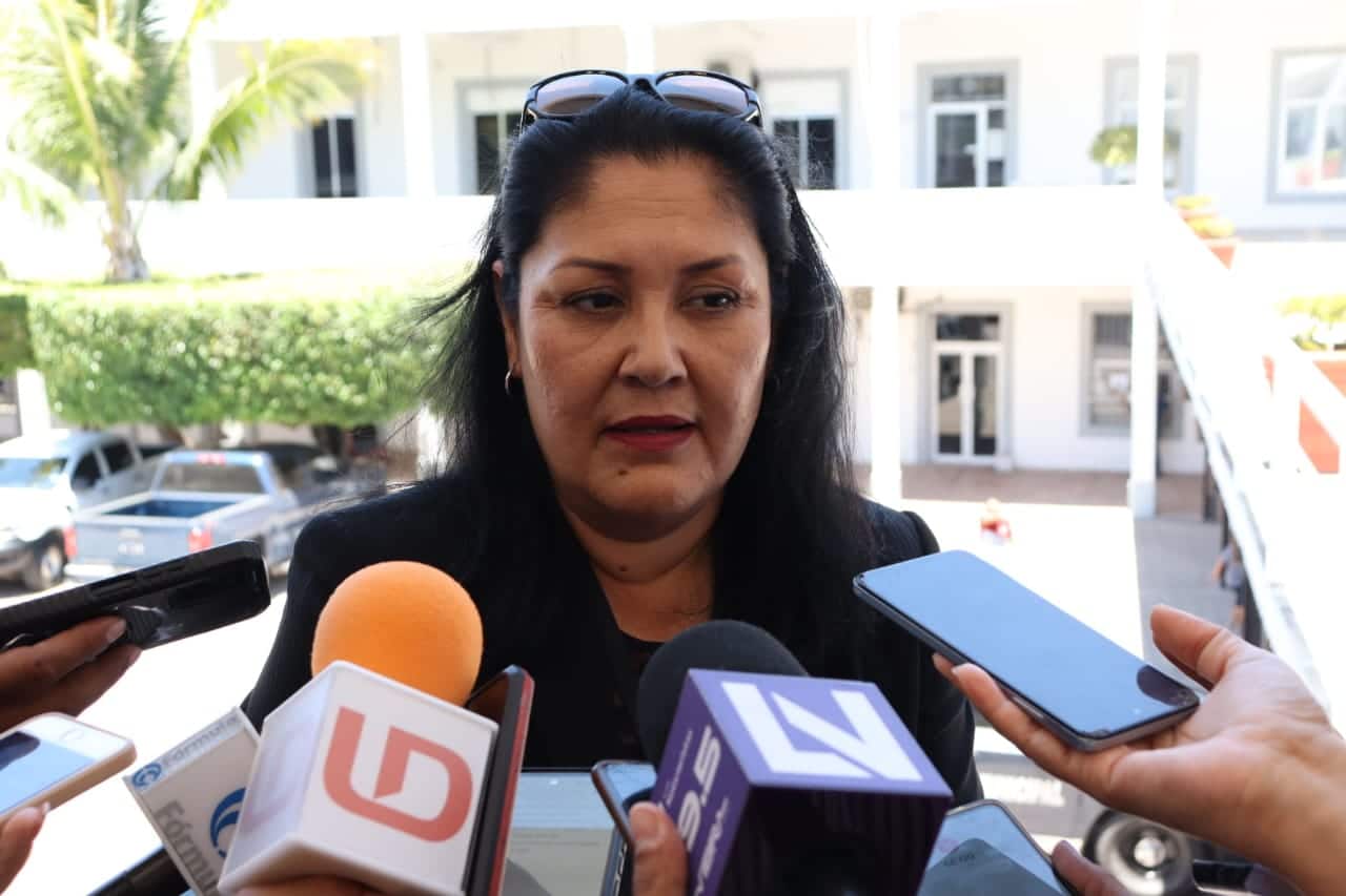 La presidenta del Consejo Municipal Electoral habla con la prensa de Mazatlán