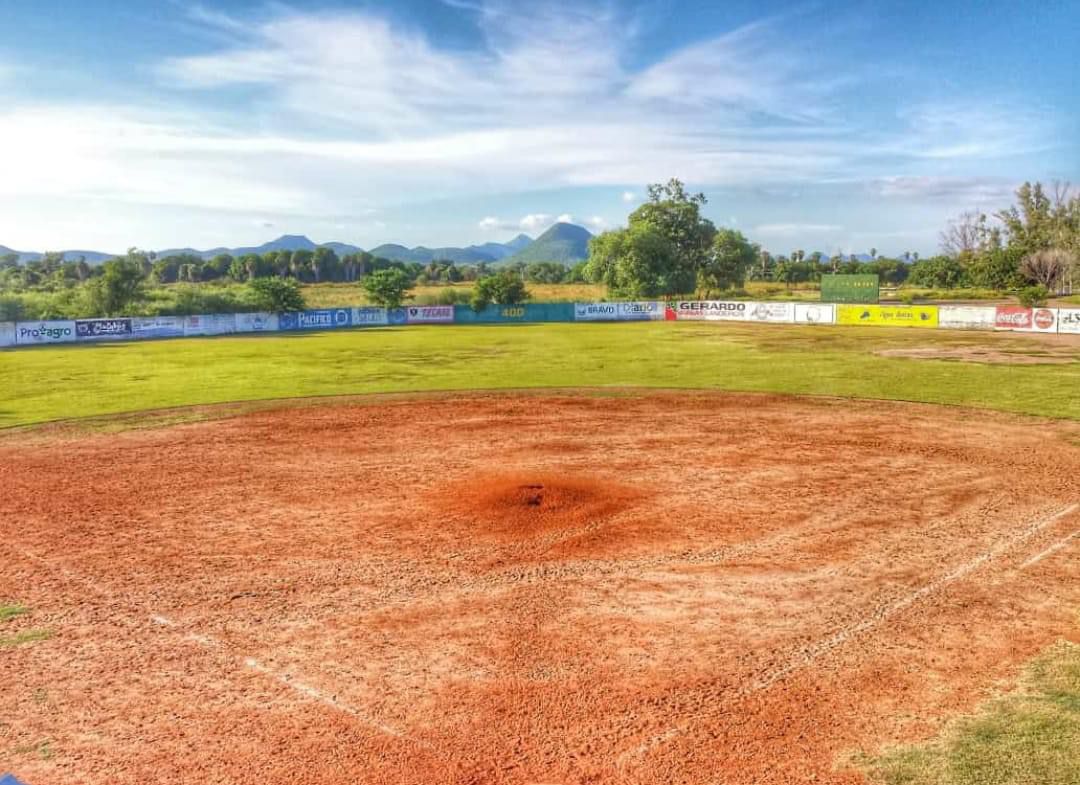 Alcalde José María Flores Soto gestiona apoyo federal para resolver problemática de espacios deportivos en El Fuerte