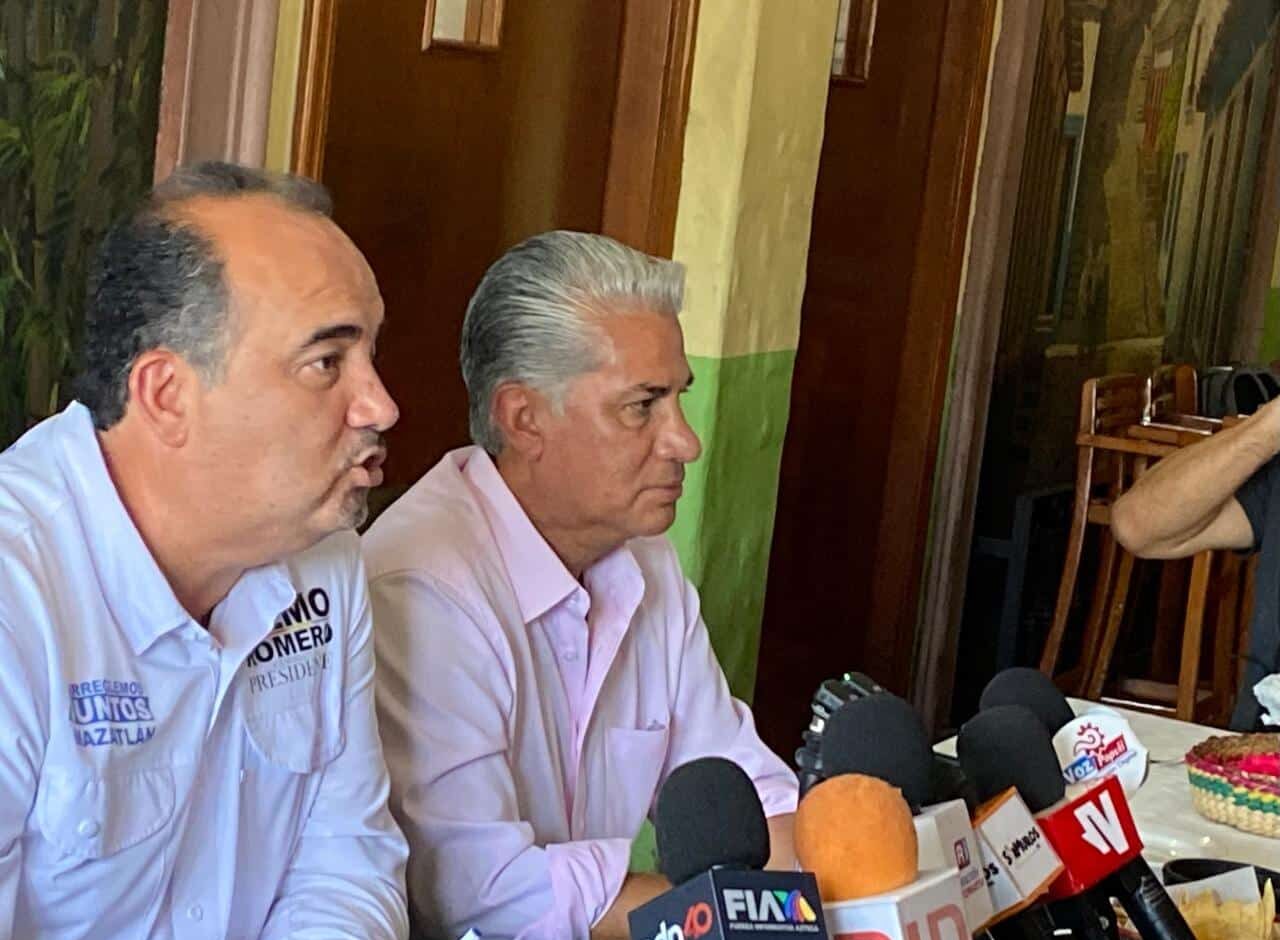Alejandro Rojas Díaz Duran junto al candidato Guillermo Romero Rodríguez
