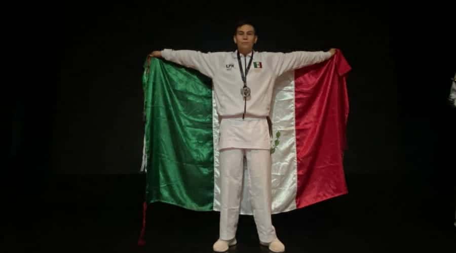 Alex Jonathan con su medalla y la bandera de México en Río de Janeiro