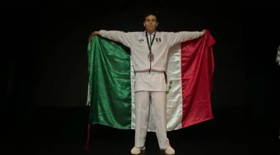 Alex Jonathan con su medalla y la bandera de México en Río de Janeiro