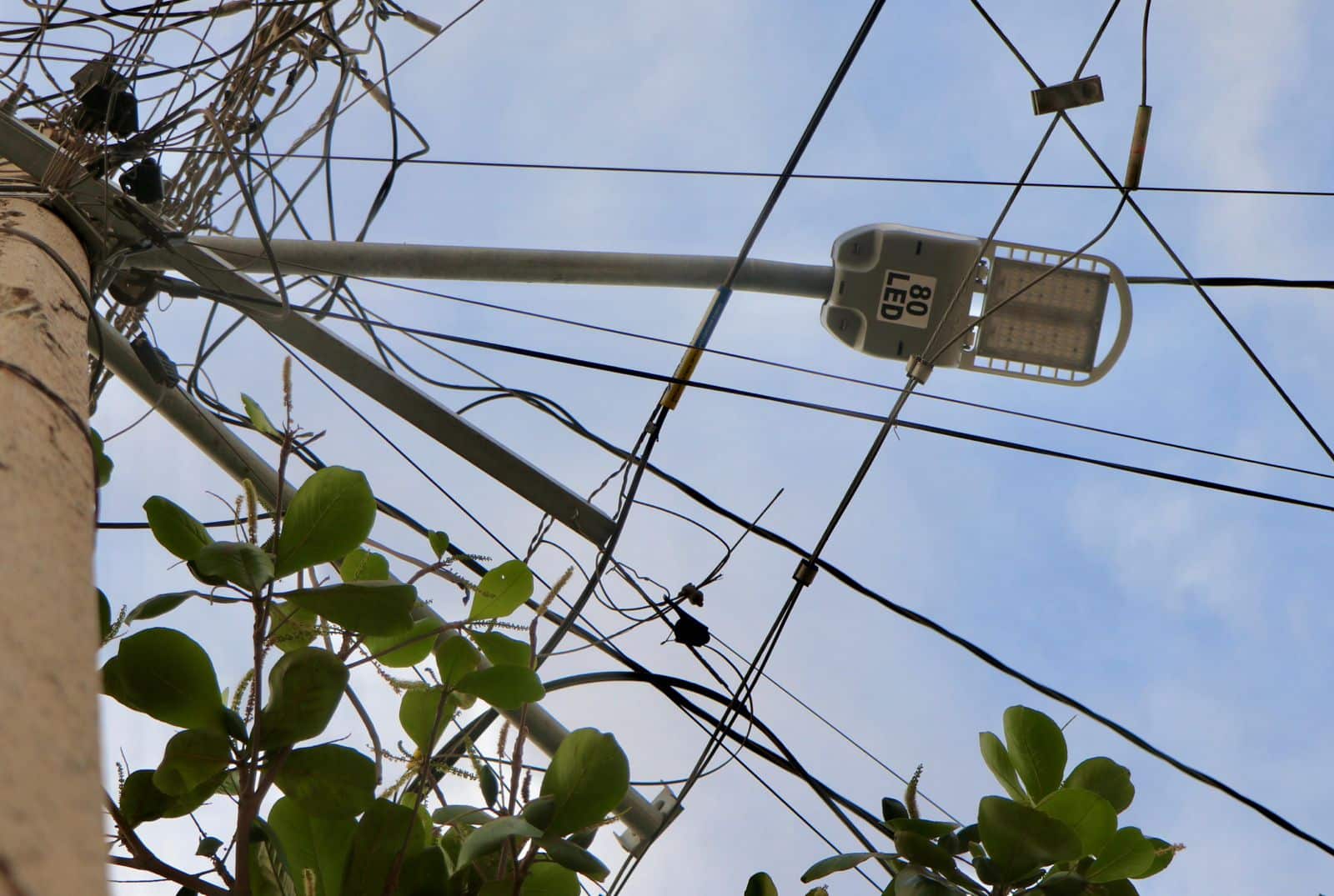Alumbrado público en la colonia Rincón de Urías