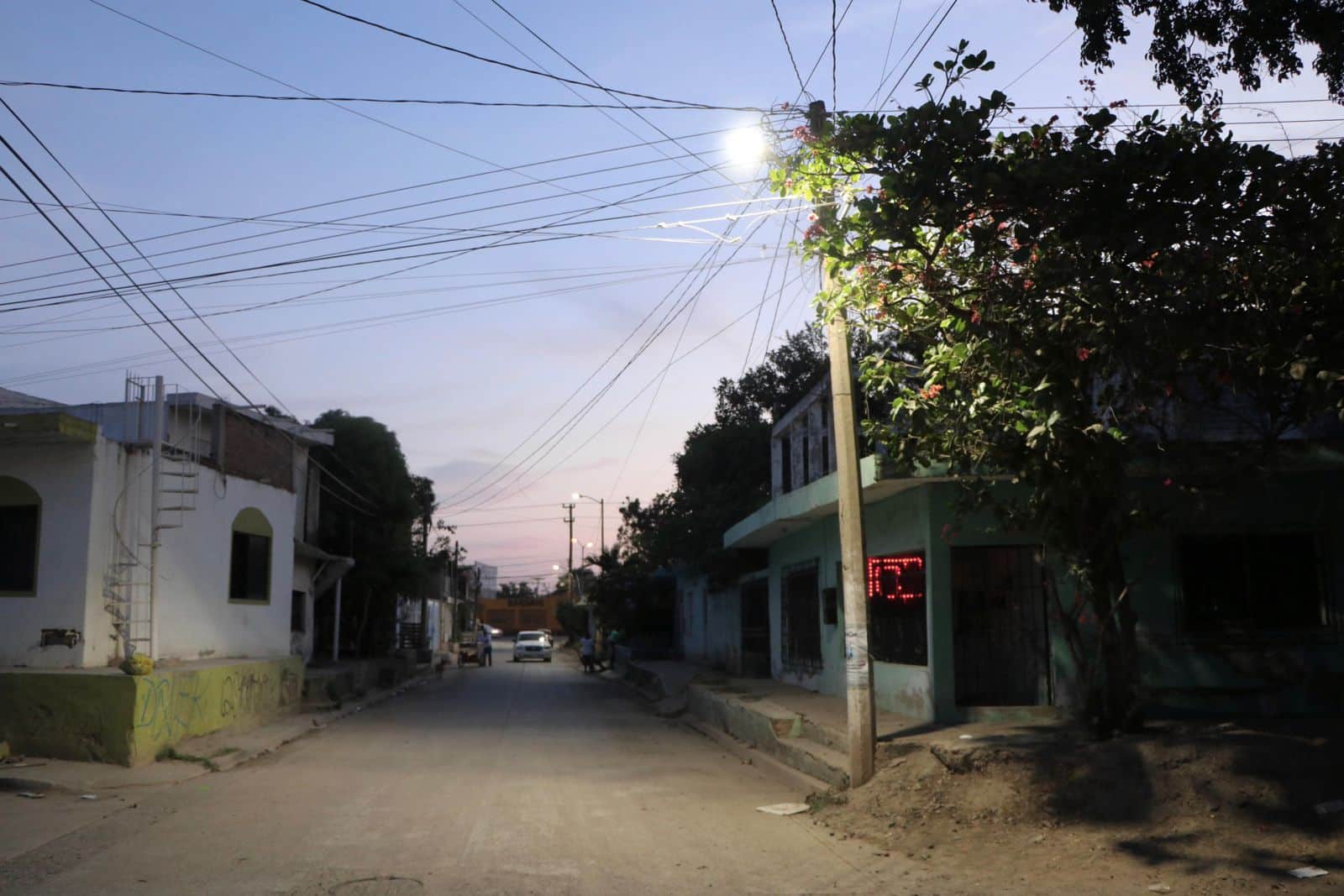 Alumbrado público en la colonia Rincón de Urías