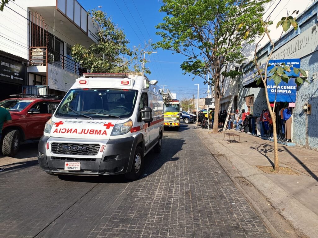 Ambulancia de Cruz Roja y camión de bomberos en el centro de Culiacán en un accidente donde José Eduardo sufrió una descarga eléctrica