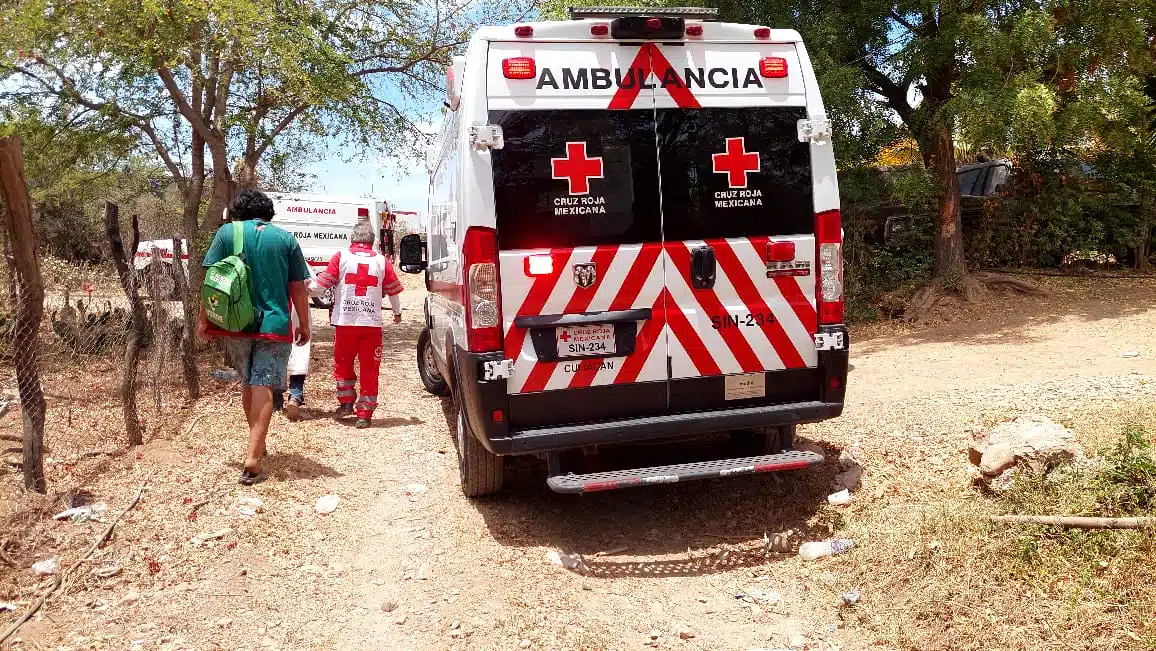 Ambulancia y elementos de la Cruz Roja de Culiacán en el cerro de la colonia Las Coloradas