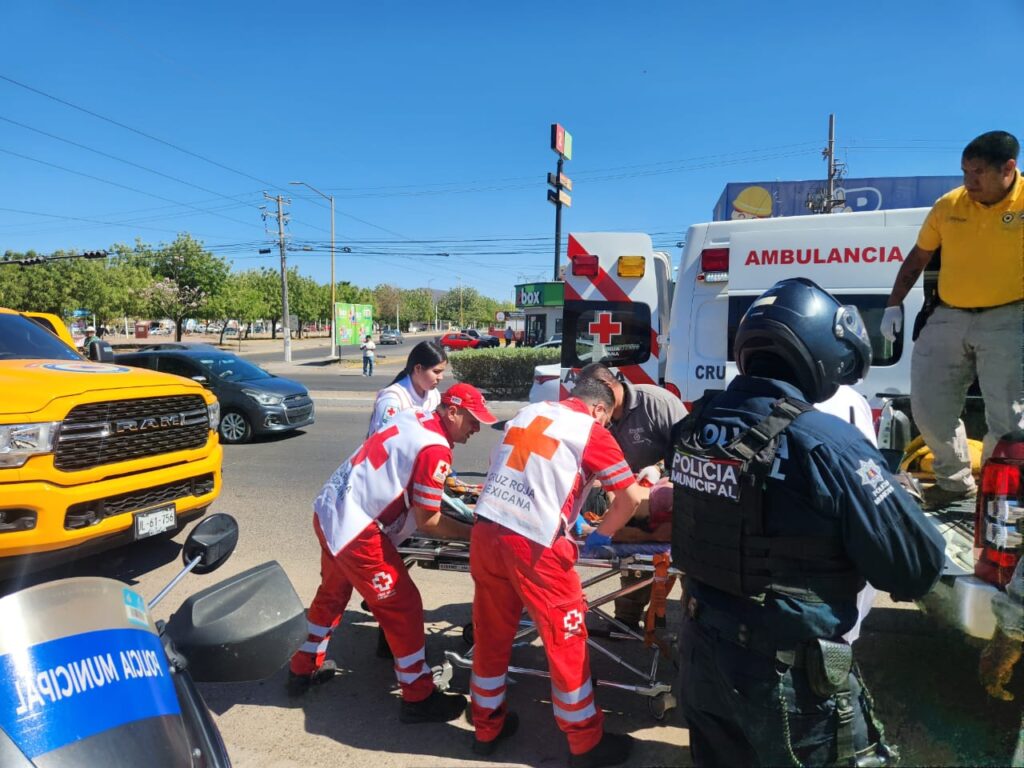 Paramédicos de Cruz Roja atendiendo a Ana Bertha, mujer que le picaron abajas en Culiacán