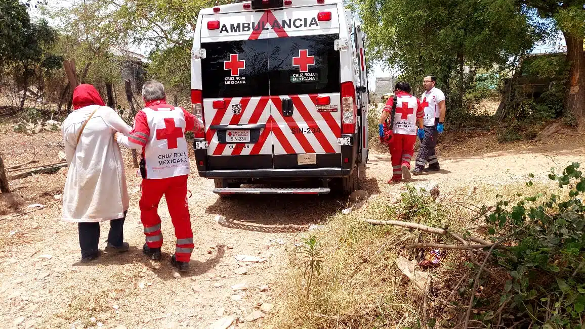 Ambulancia y elementos de la Cruz Roja de Culiacán en el cerro de la colonia Las Coloradas