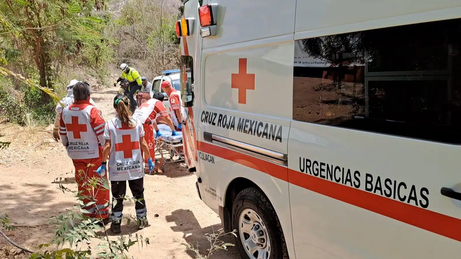 Ambulancia y elementos de la Cruz Roja de Culiacán en el cerro de la colonia Las Coloradas