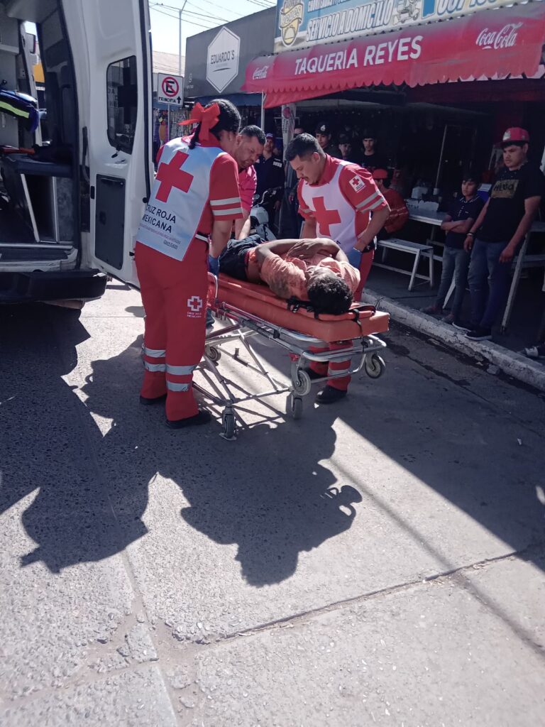 Elementos de la Cruz Roja de Guasave atendiendo a Jesús en una camilla y una ambulancia atrás