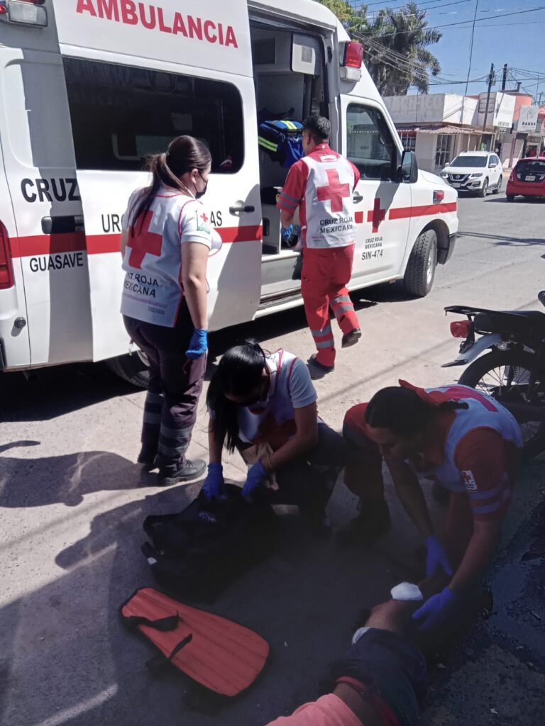 Elementos de la Cruz Roja de Guasave atendiendo a Jesús y una ambulancia atrás