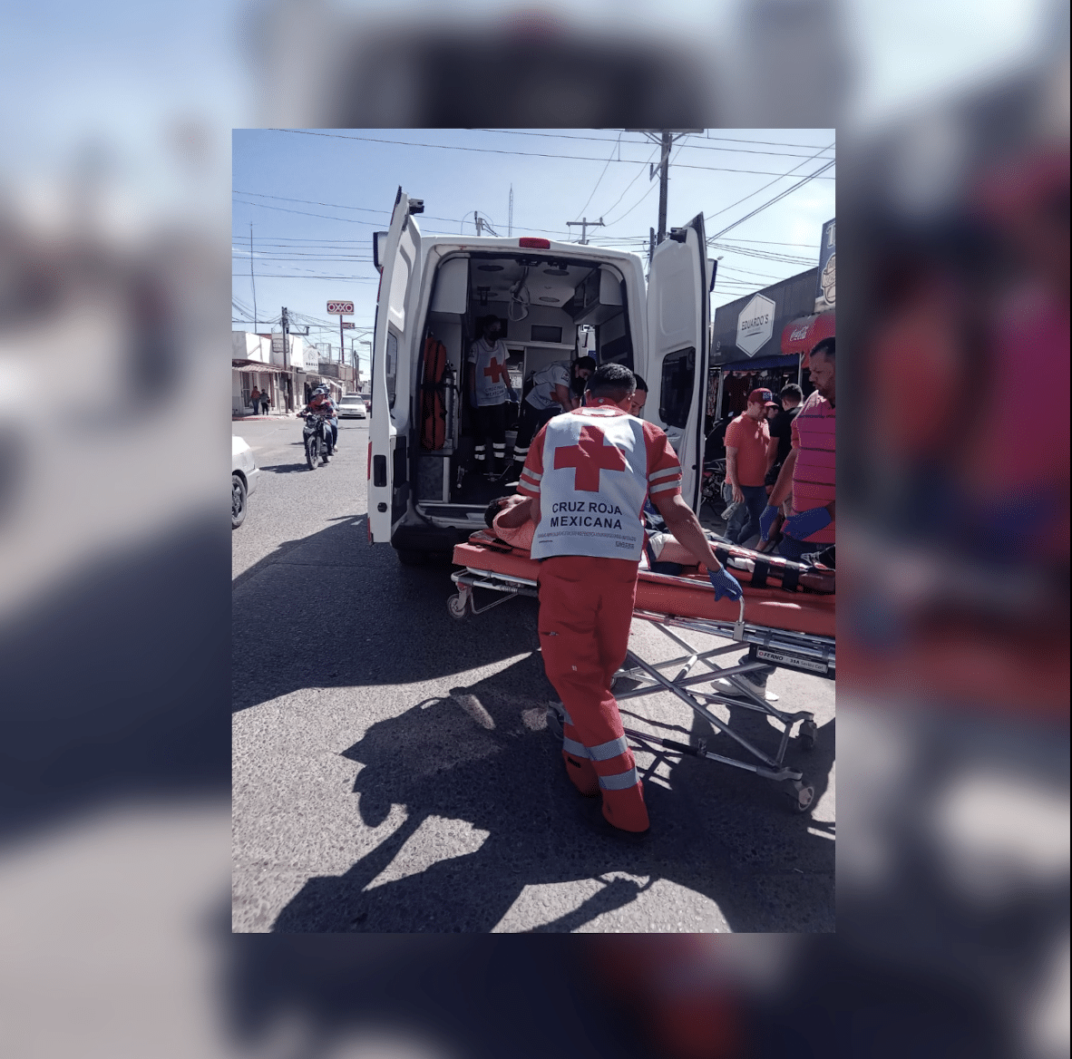 Elementos de la Cruz Roja de Guasave subiendo a una ambulancia a Jesús
