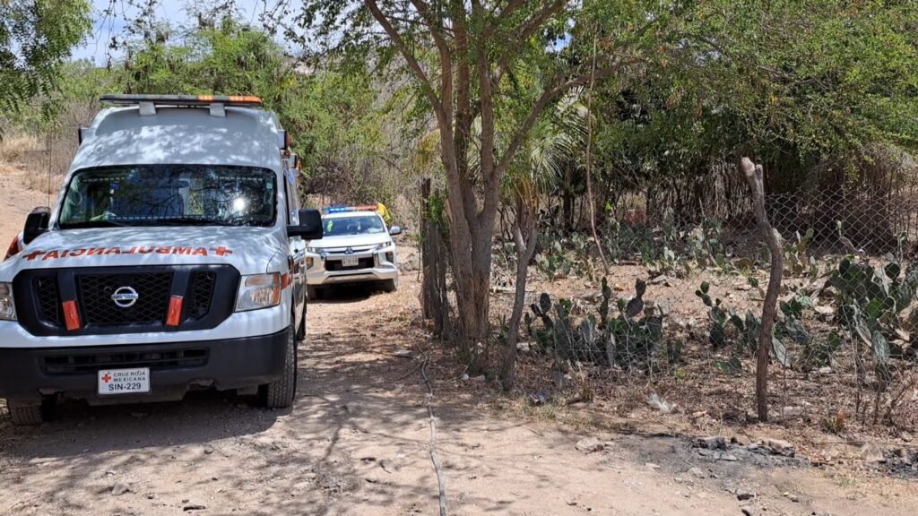 Ambulancia de la Cruz Roja de Culiacán y camioneta de Protección Civil en el cerro de la colonia Las Coloradas