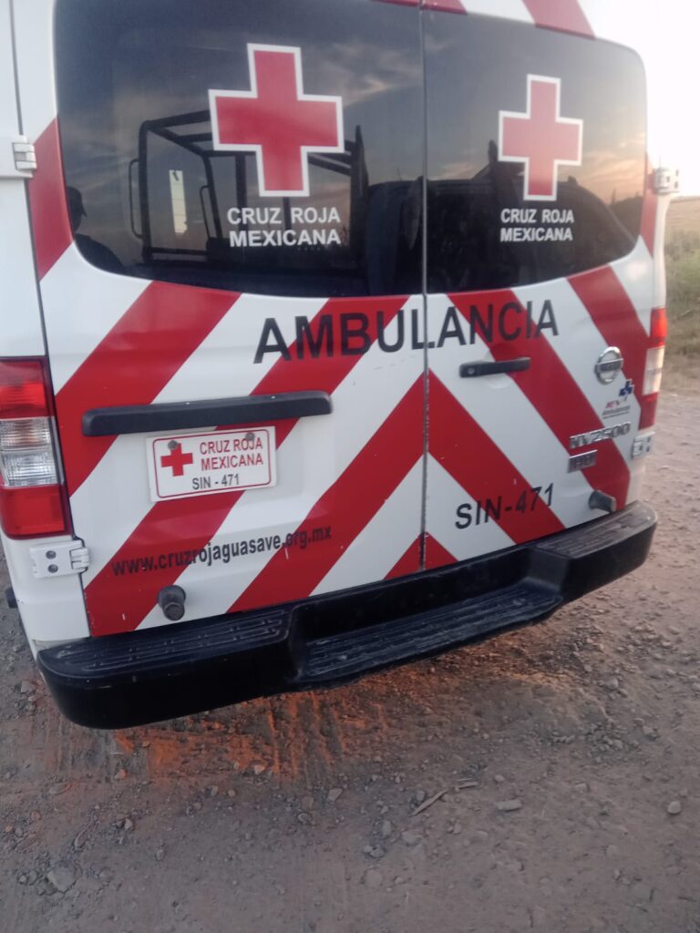Ambulancia de la Cruz Roja en el lugar de un incendio en una cuartería de Ruíz Cortines, Guasave