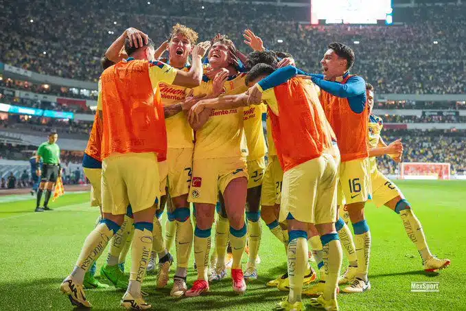 Jugadores del América festejando un gol en el estadio Azteca