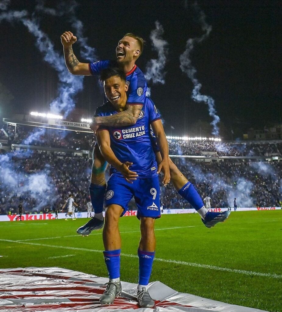 Ángel Sepúlveda celebrando el gol que le dio el pase al Cruz Azul a la Gran Final