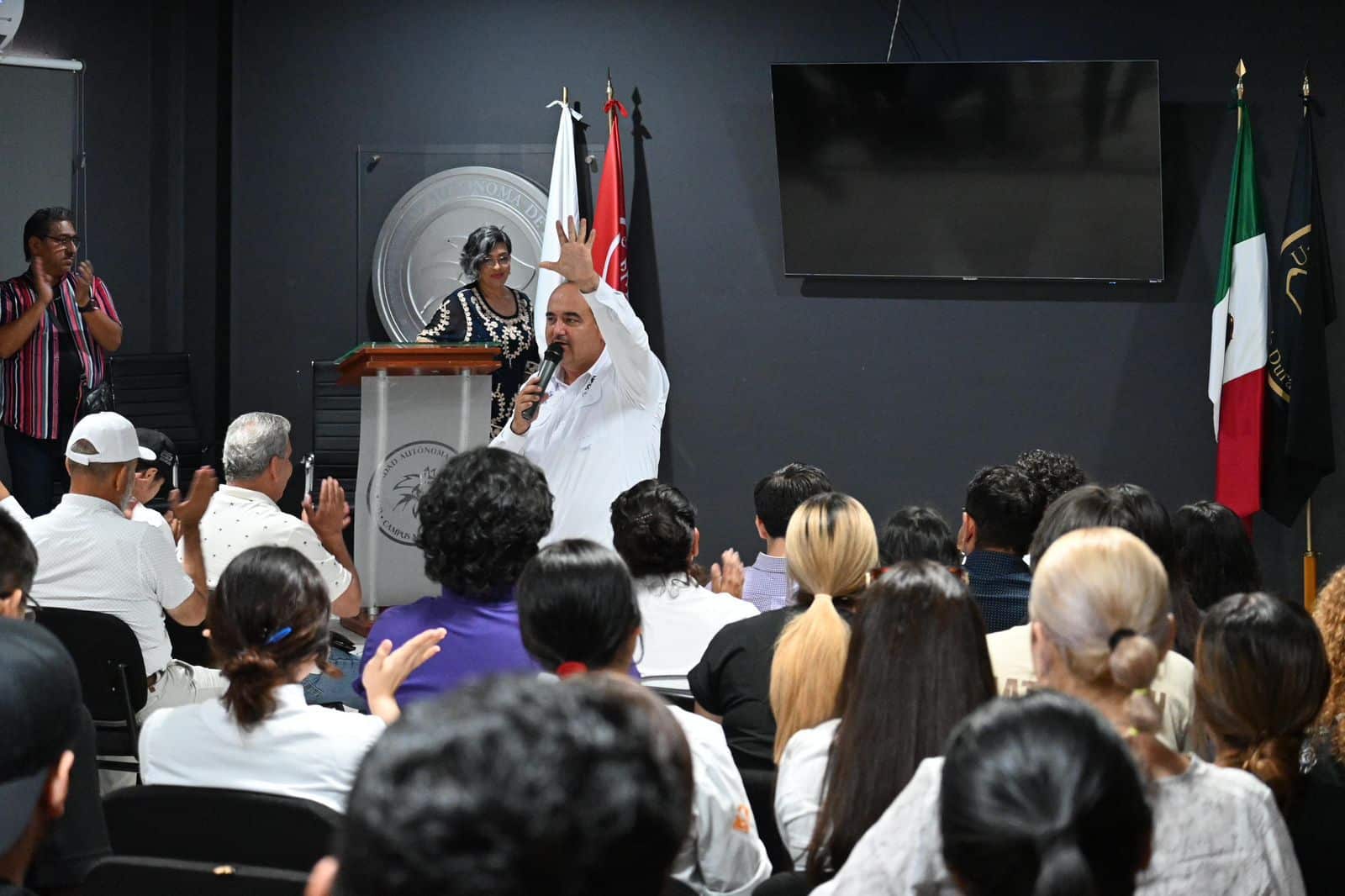Apoyo a jóvenes recién egresados de las universidades en Mazatlán, promete Memo Romero