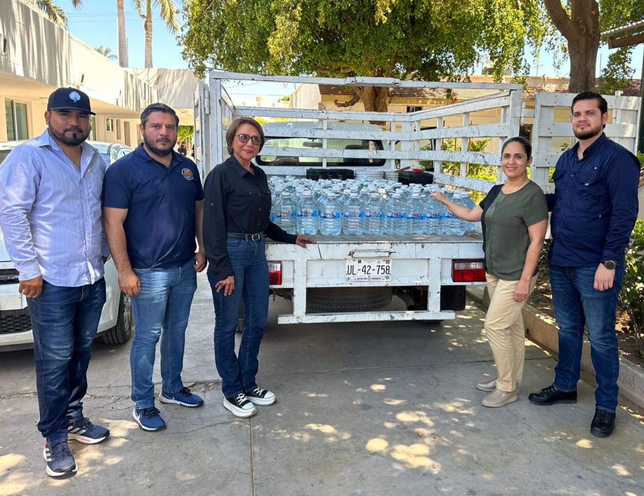 personas recolectando agua embotellada en Aquatón 2024
