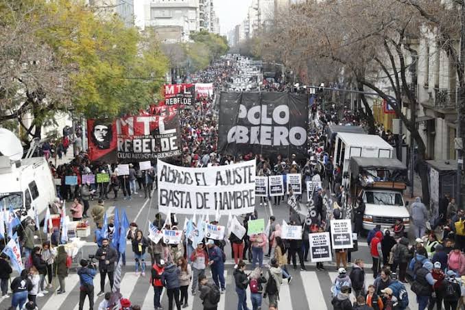 Argentinos exigen alimentos en comedores populares