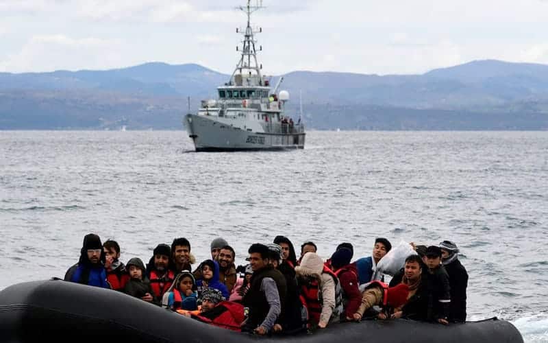 Armada griega rescata a 42 migrantes de un barco a la deriva en el mar Mediterráneo