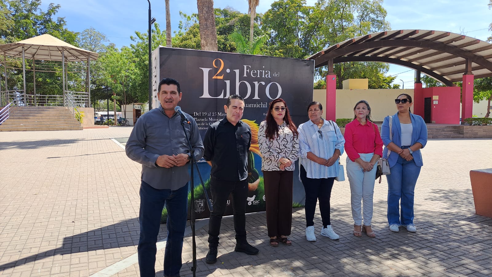 Feria del Libro en la plazuela de Guamúchil