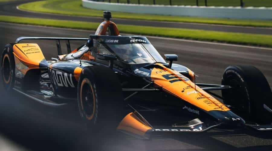 Patricio O'Ward abordo de su Arrow McLaren en el Indianapolis Motor Speedway