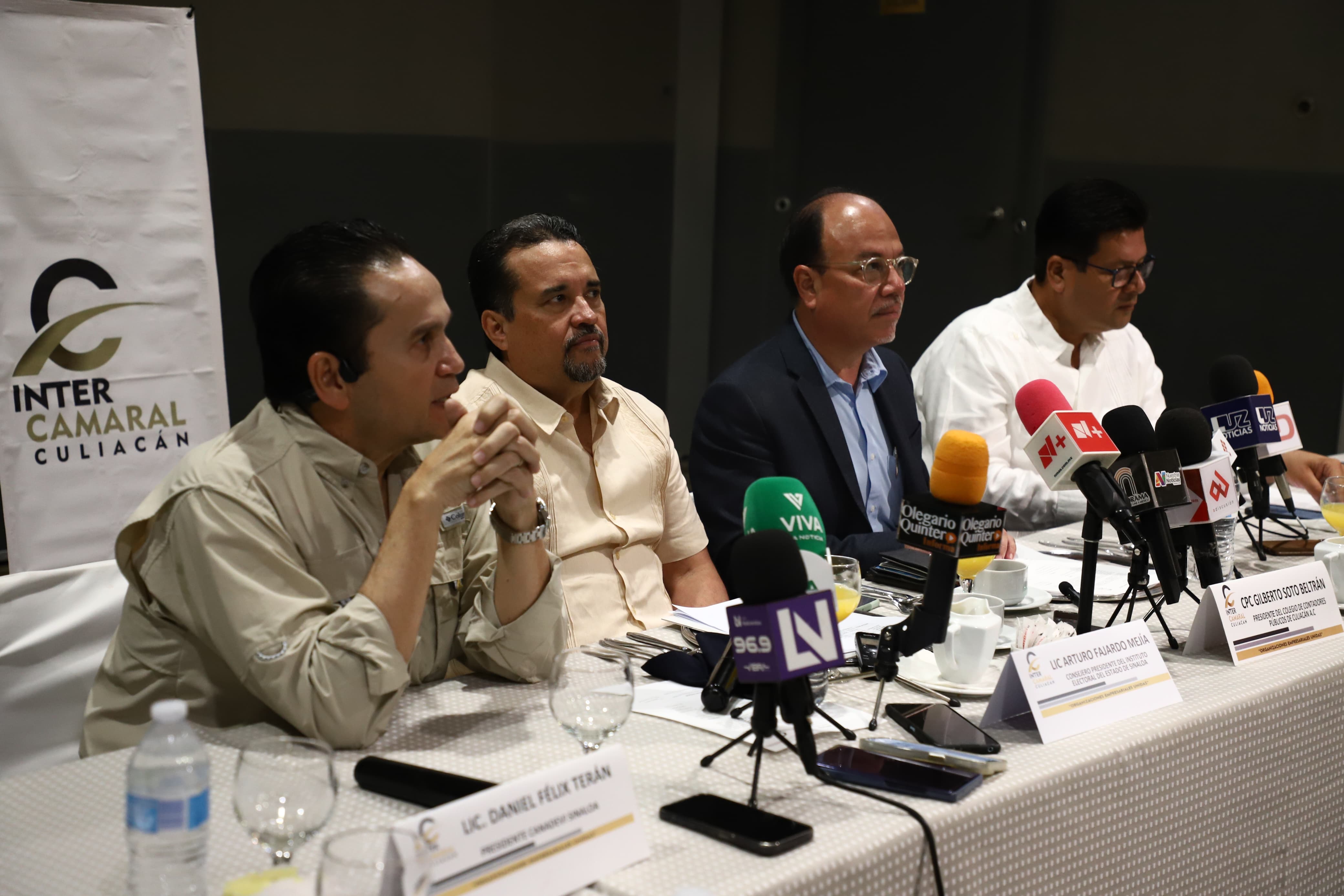 Arturo Fajardo Mejía en rueda de prensa