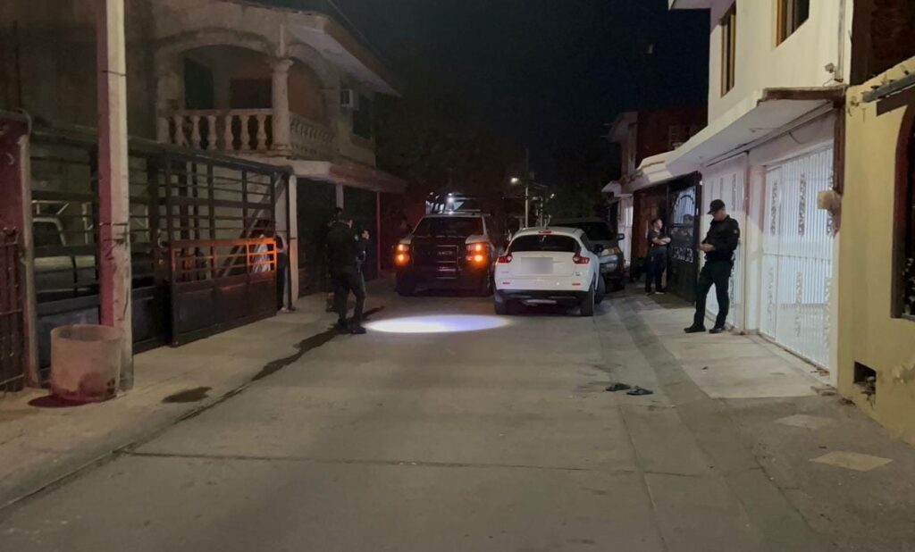 Policías Municipales de Los Mochis en el lugar donde hirieron de bala a Humberto