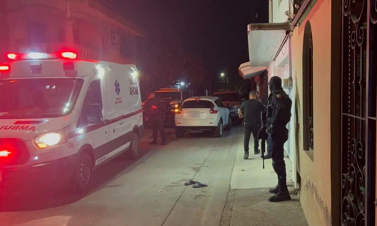 Policías Municipales de Los Mochis y una ambulancia de SUMMA en el lugar donde hirieron de bala a Humberto