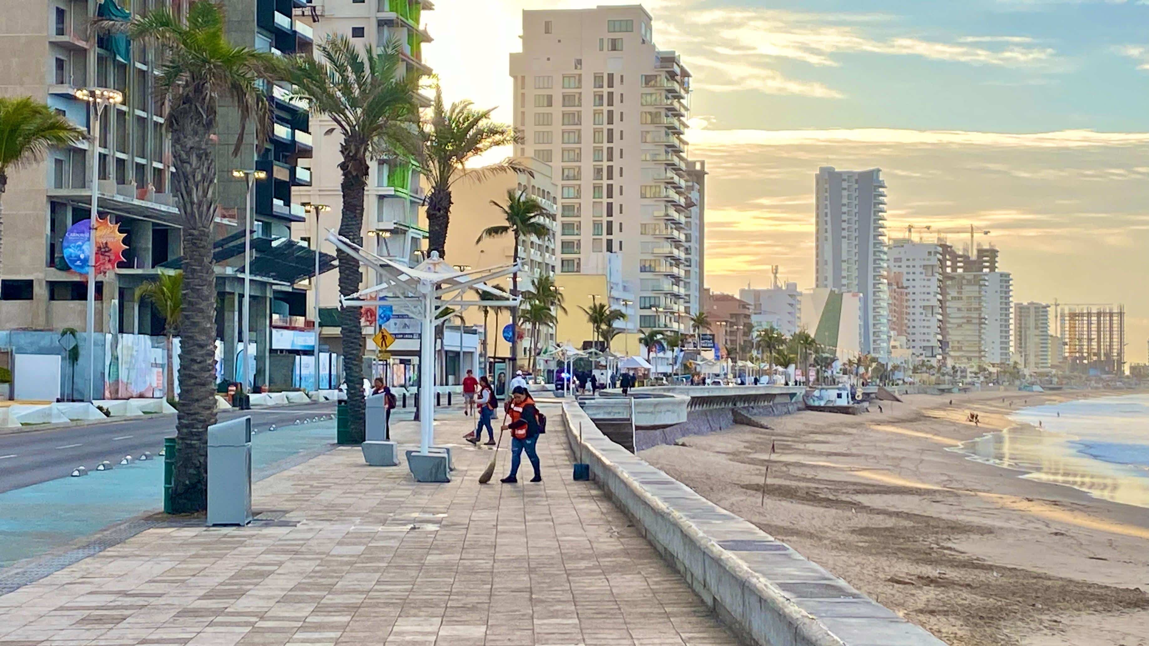 Trabajadores de Aseo Urbano y Parques y Jardines toman precauciones.