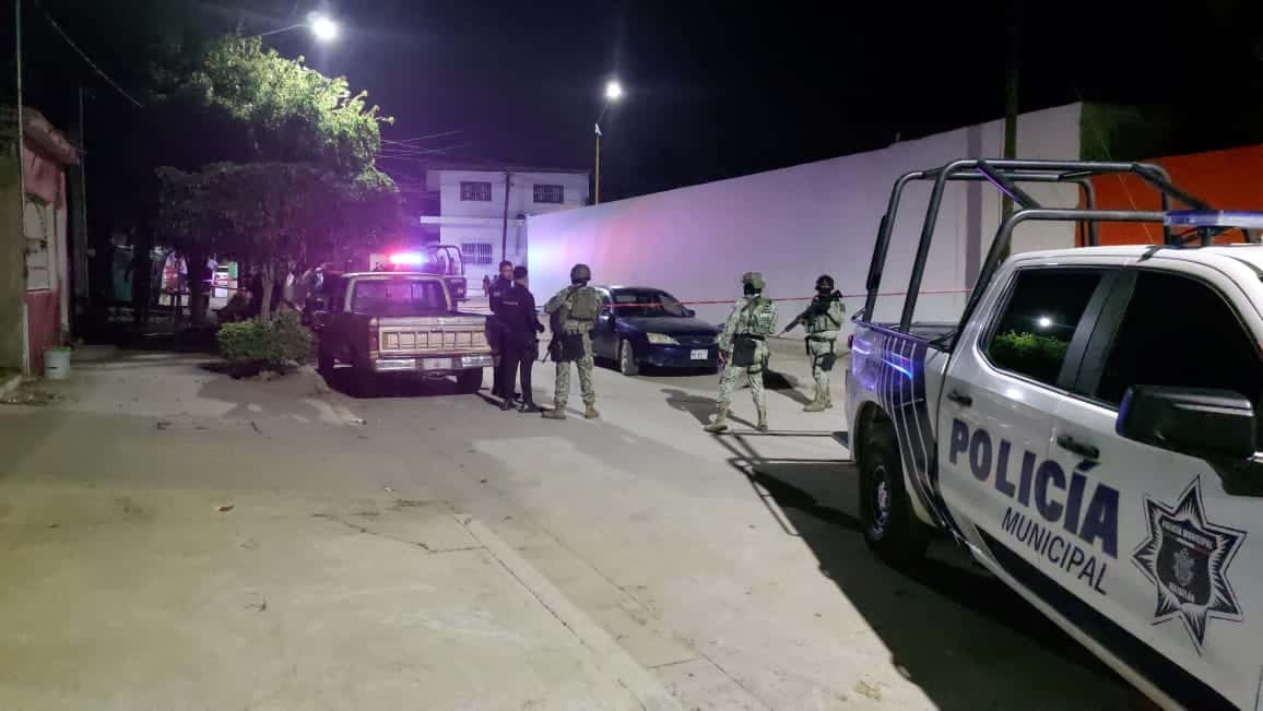 Agentes de seguridad y elementos del Ejército Mexicano en el lugar de los hechos