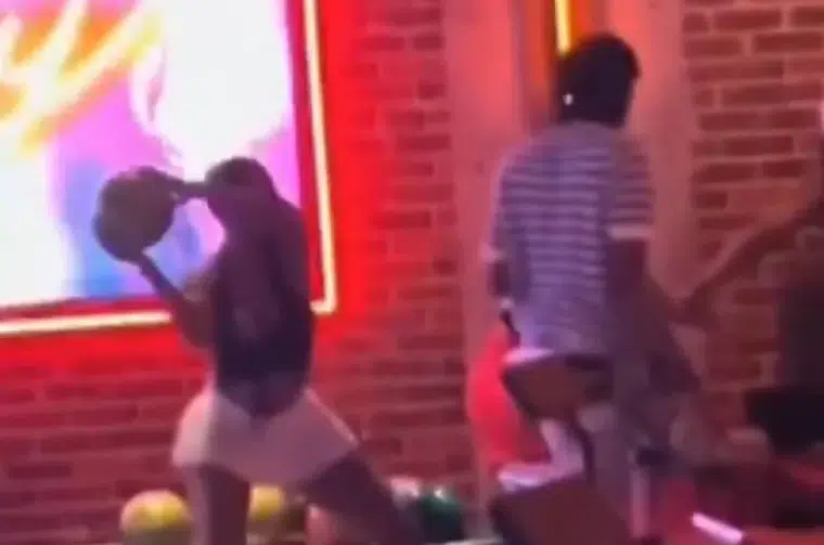 Mujer agrede a otra con una bola de boliche en una pelea en Miami