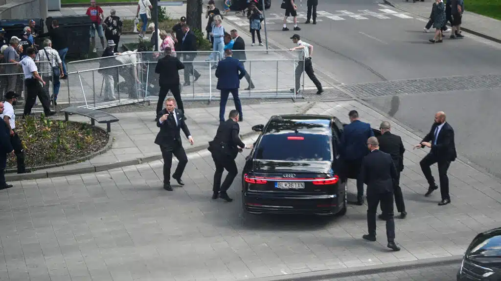 Personal de seguridad del primer ministro de Eslovaquia lo introducen en un auto