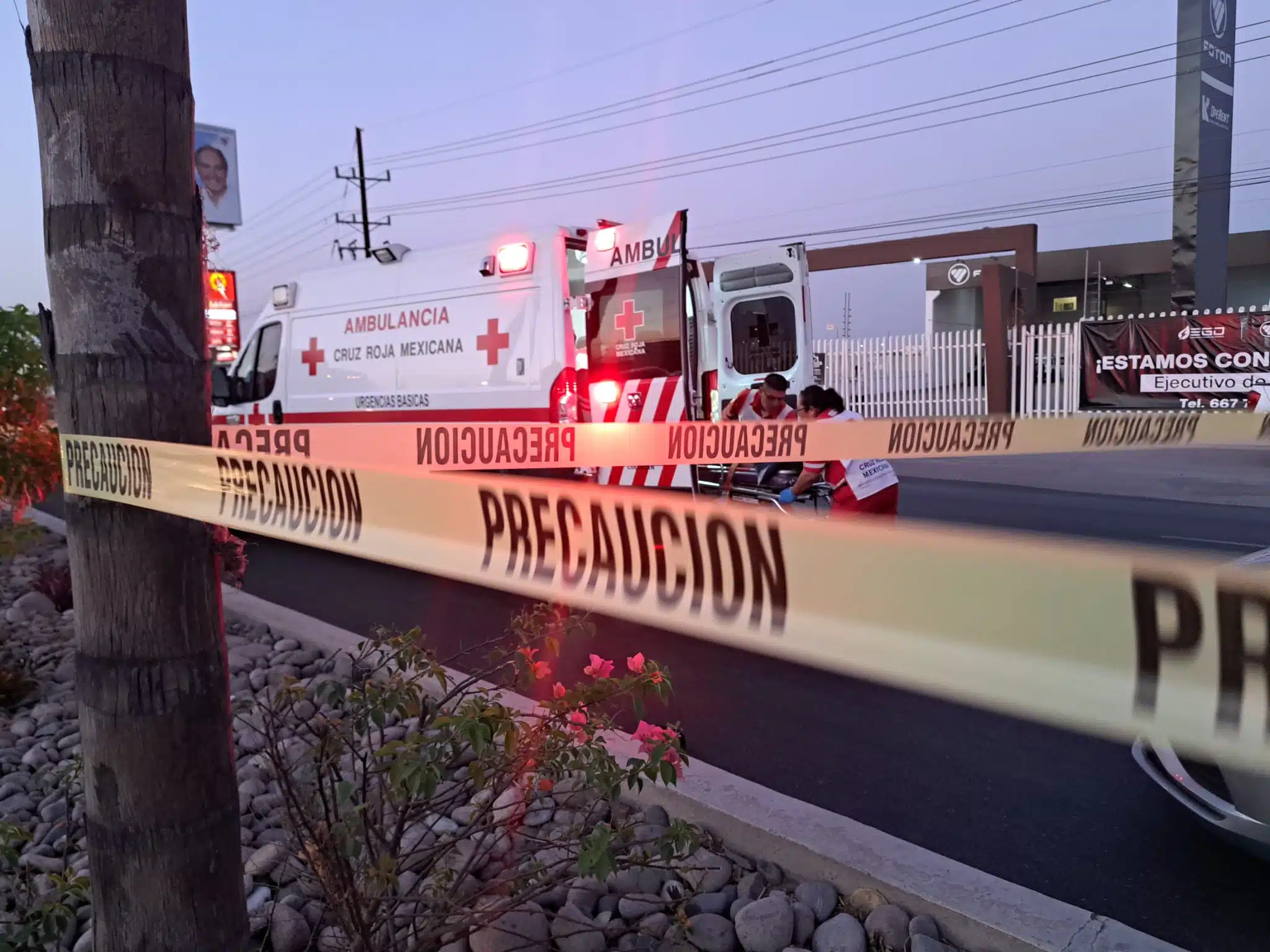 Zona acordonada donde se encuentra una ambulancia de Cruz Roja tras el fatal accidente