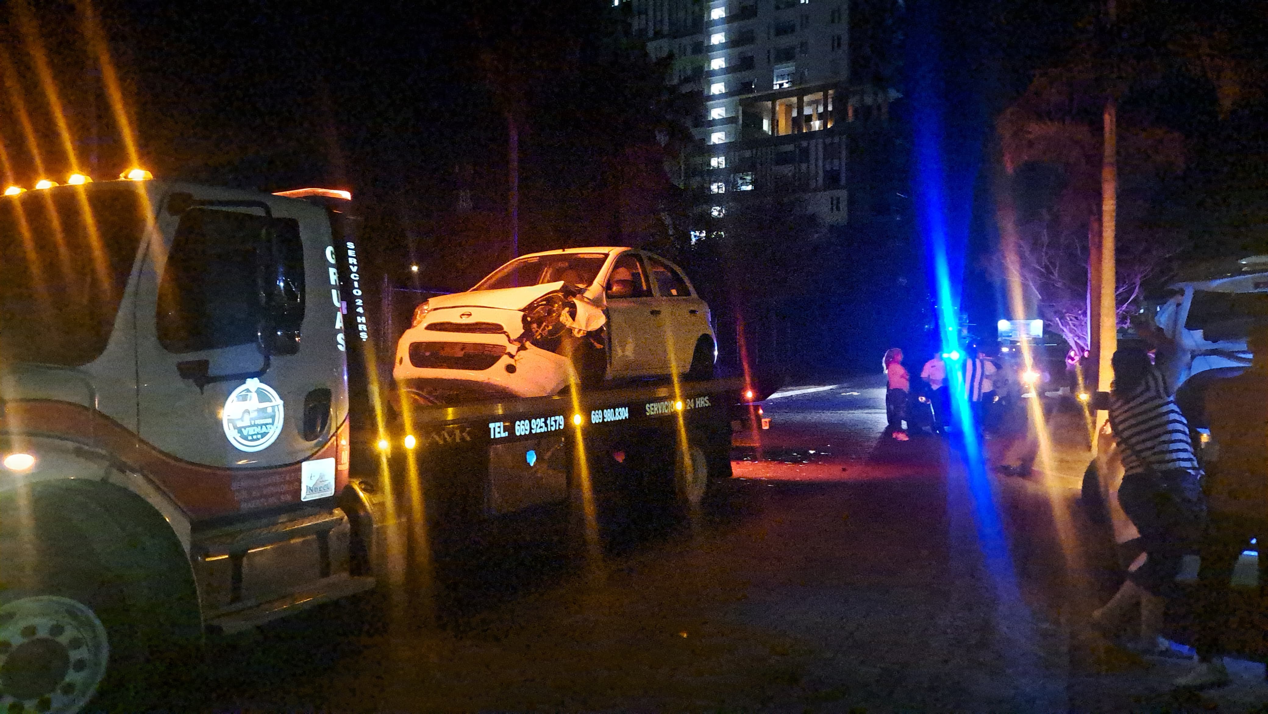 Auto March blanco en una grua tras carambola en Mazatlán
