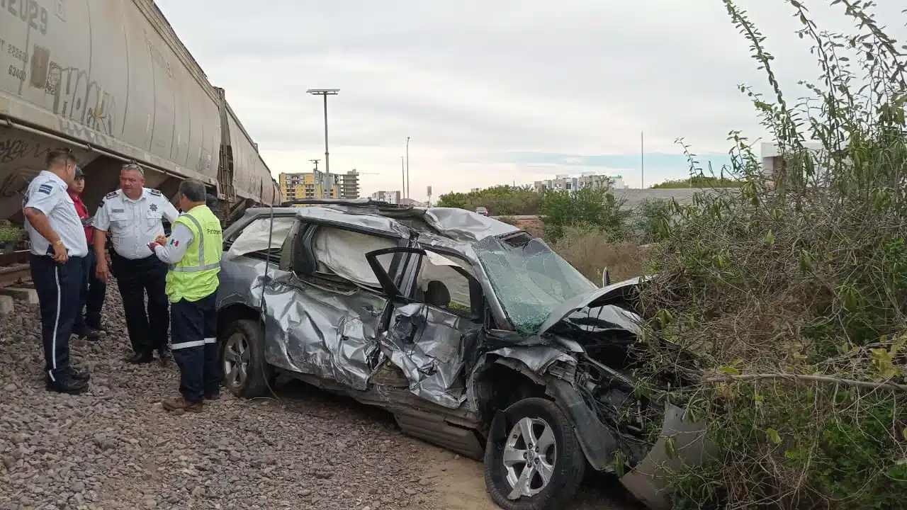 Policía de tránsito municipal de Mazatlán realizan el peritaje del accidente