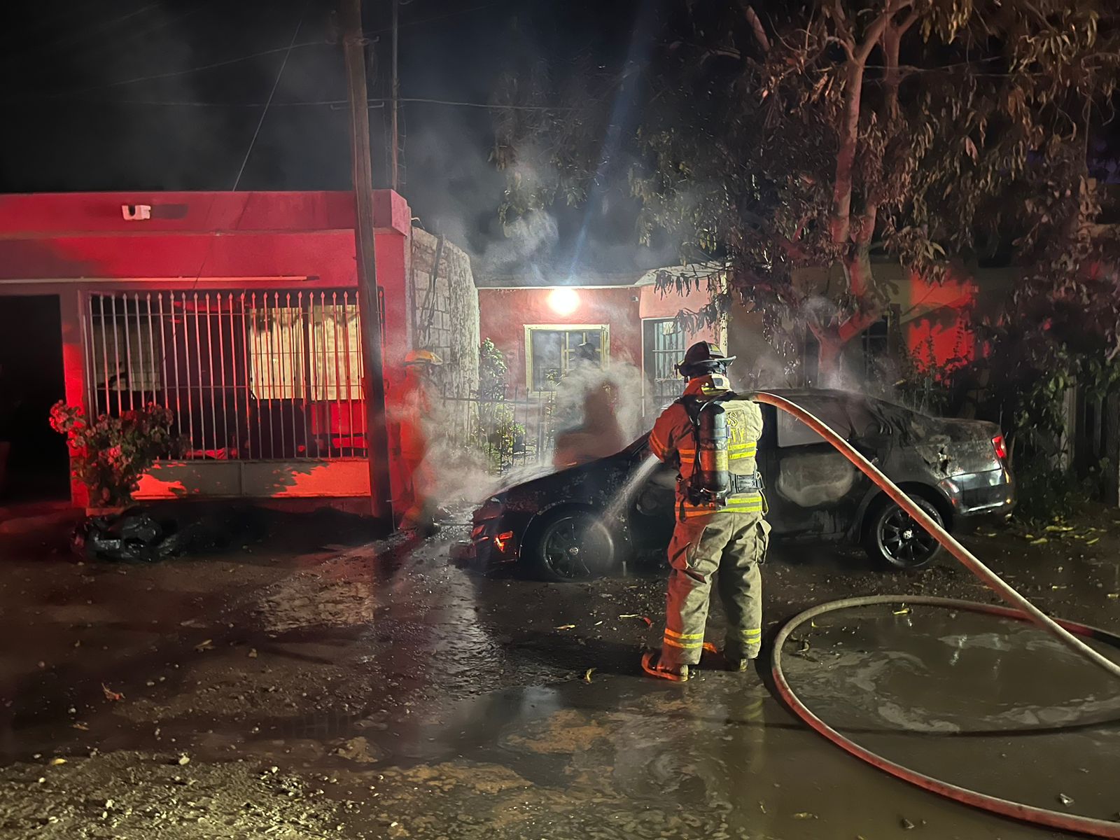 Los bomberos apagaron el incendio de un auto incendiado