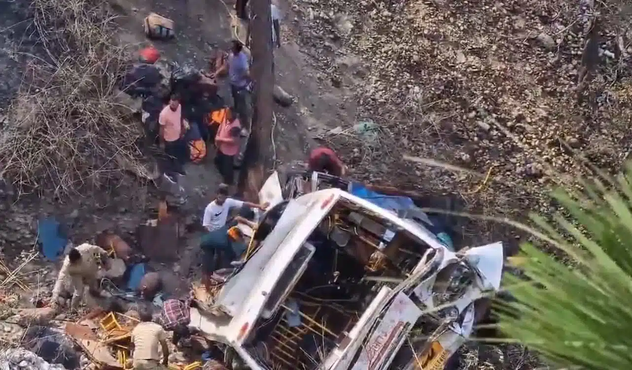 Autobús de pasajeros cae a barranco en la India; hay 21 personas fallecidas