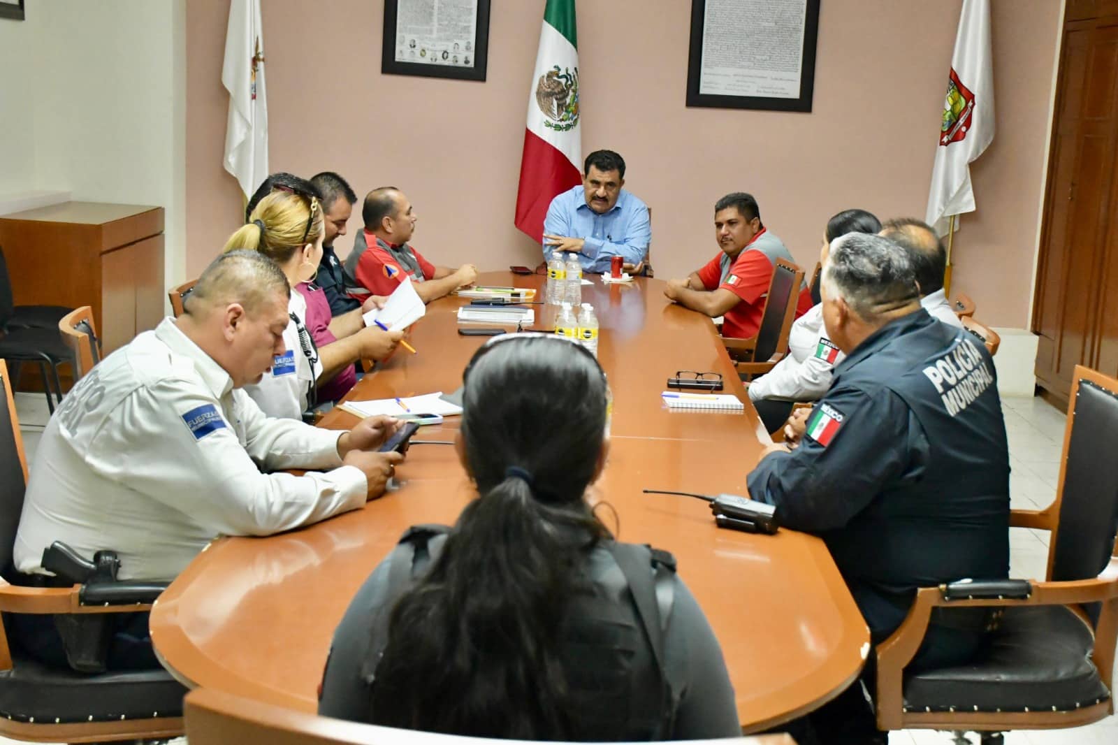 Autoridades de Salvador Alvarado en la Sala de Cabildo