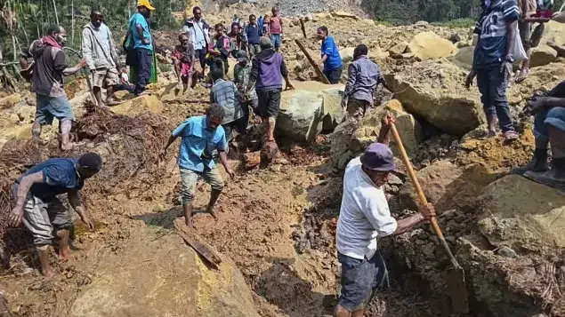 Más de 2 mil personas continúan enterradas tras avalancha en Papúa Nueva Guinea