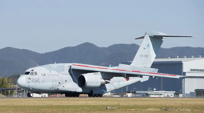 Avión militar japonés aterriza de emergencia tras abrirse una ventana en pleno vuelo