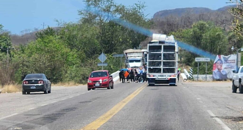 Bloqueo de la carretera México 15