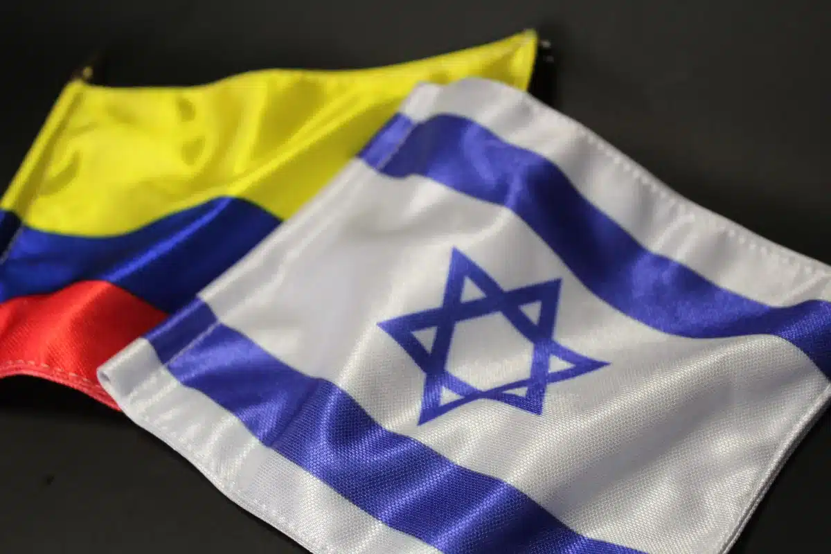 Banderas de Colombia e Israel