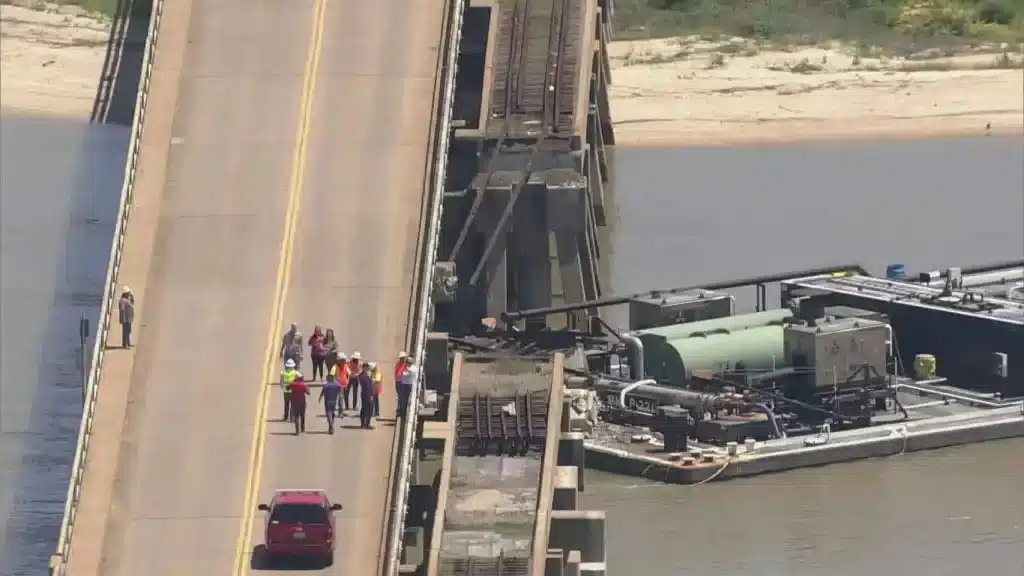 Barco choca contra puente en Texas y derrama varios litros de petróleo