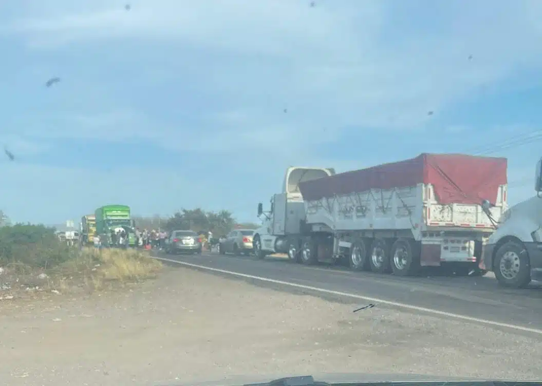 Personas bloqueando la carretera libre Mazatlán-Culiacán