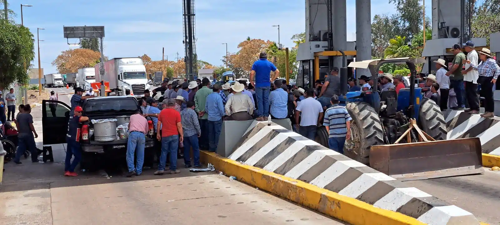 Agricultores realizan bloqueo de casetas en Sinaloa