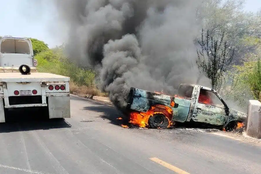 Bloqueos carreteros y vehículos incendiados en Michoacán