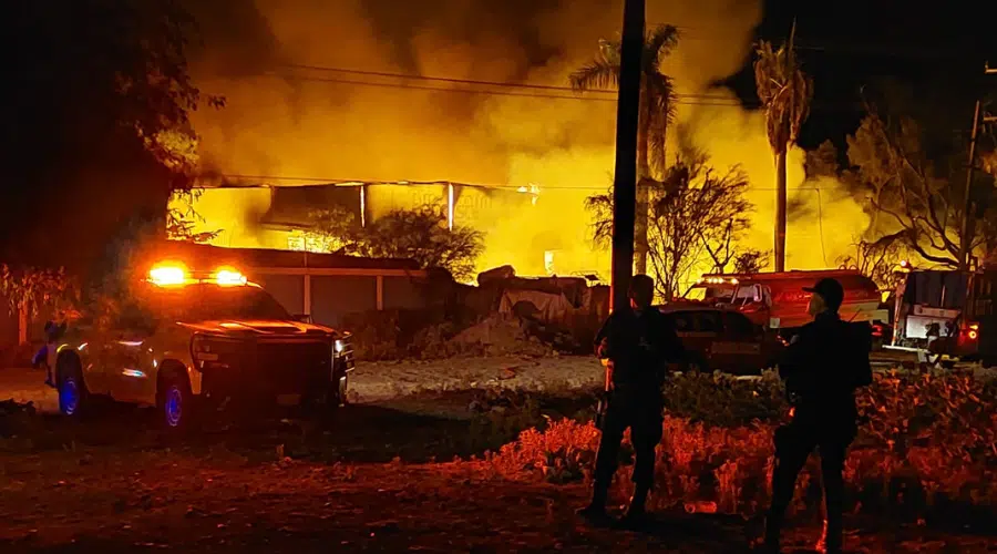 Los cuerpos de ayuda de los tres niveles de gobierno acudieron a la Zona Industrial de Los Mochis para combatir el fuerte incendio que se presentó.