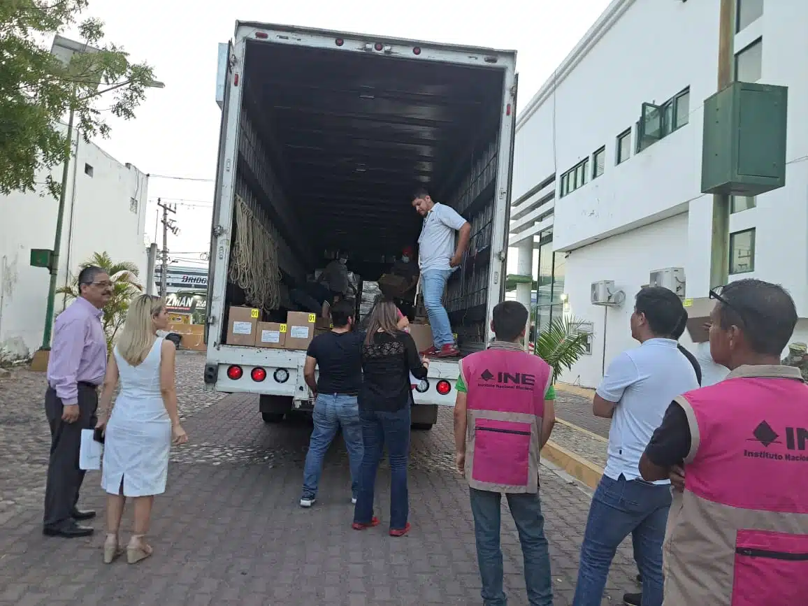 Camión en el que arribaron las boletas electorales a Mazatlán para el próximo 2 de junio