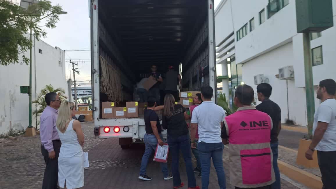 Camión en el que arribaron las boletas electorales a Mazatlán para el próximo 2 de junio